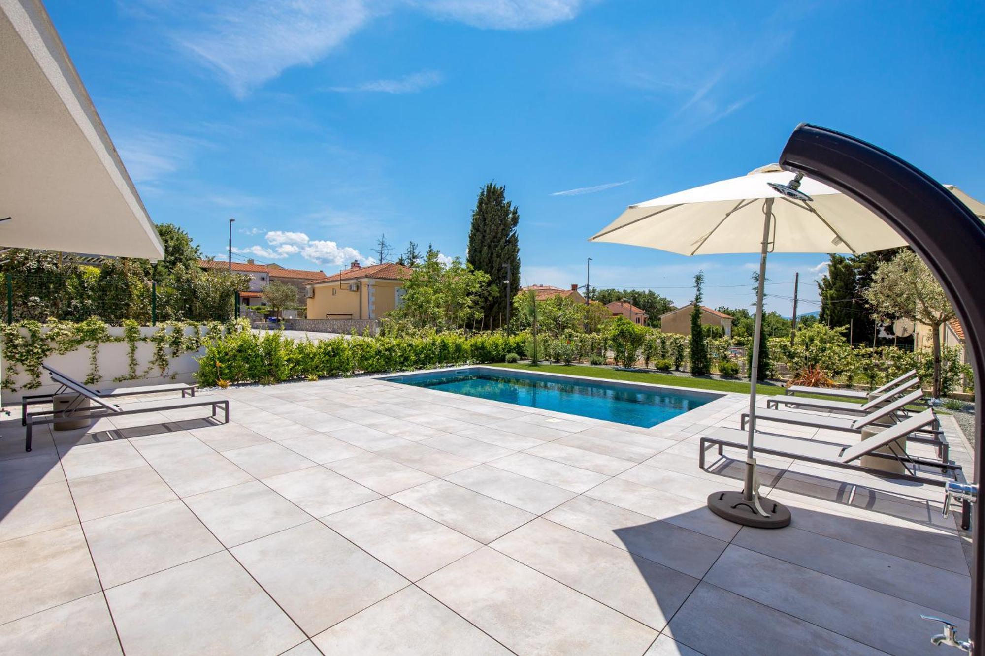 Apartmani Vila Mara M 1 Heated Pool Omisalj Exterior photo