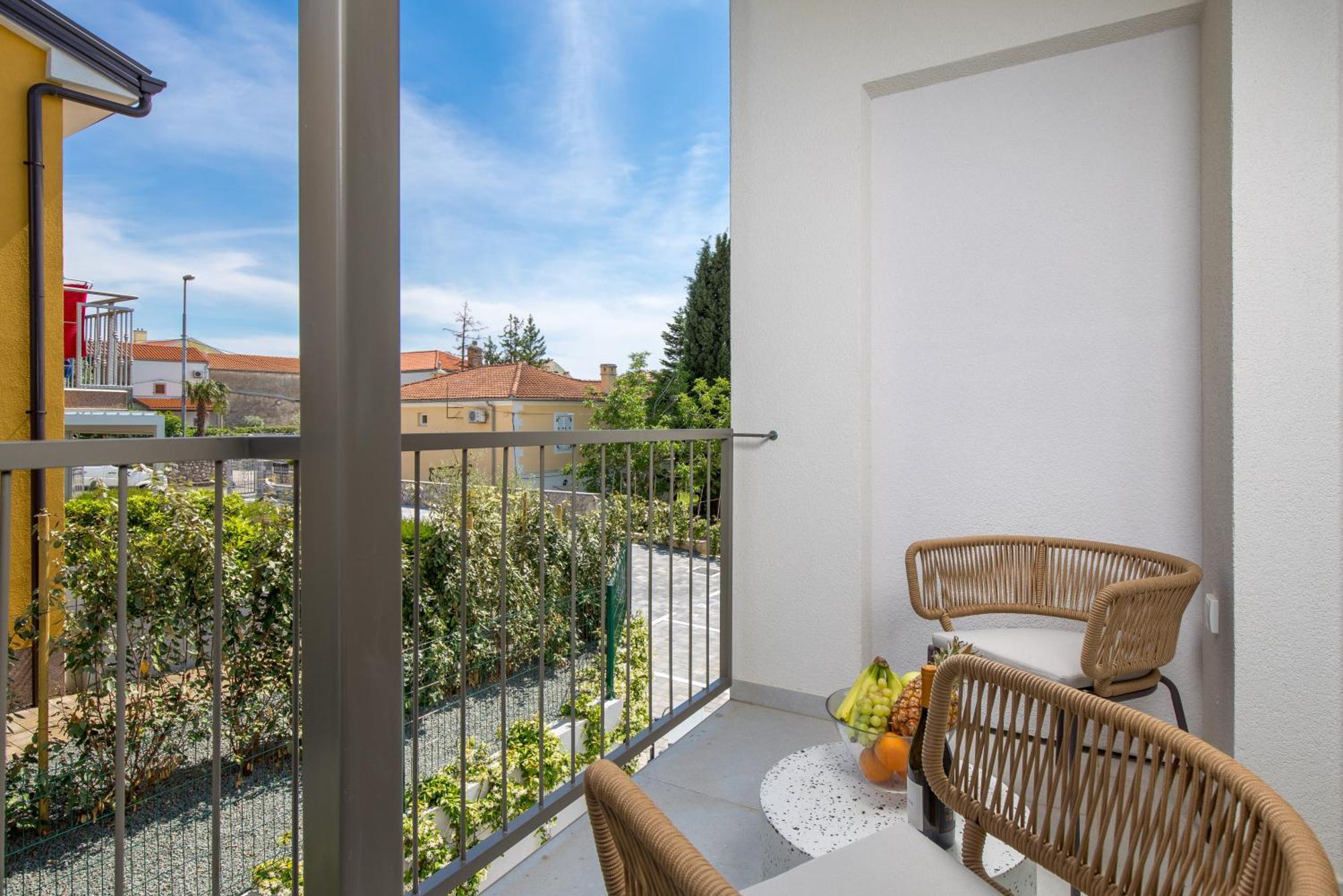 Apartmani Vila Mara M 1 Heated Pool Omisalj Exterior photo
